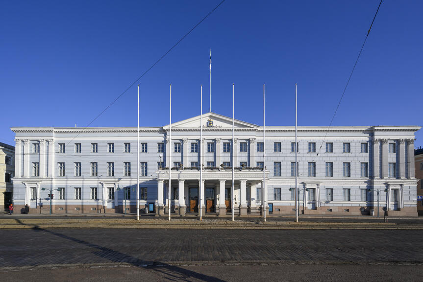Helsingin kaupungintalo edestä kuvattuna.
