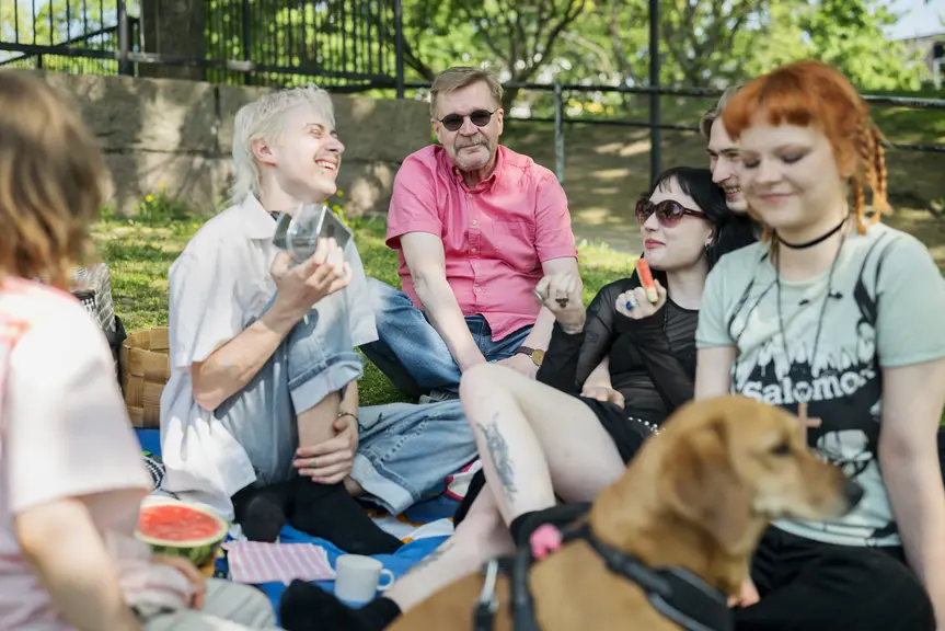 En familj njuter av en dag utomhus på en picknickfilt.