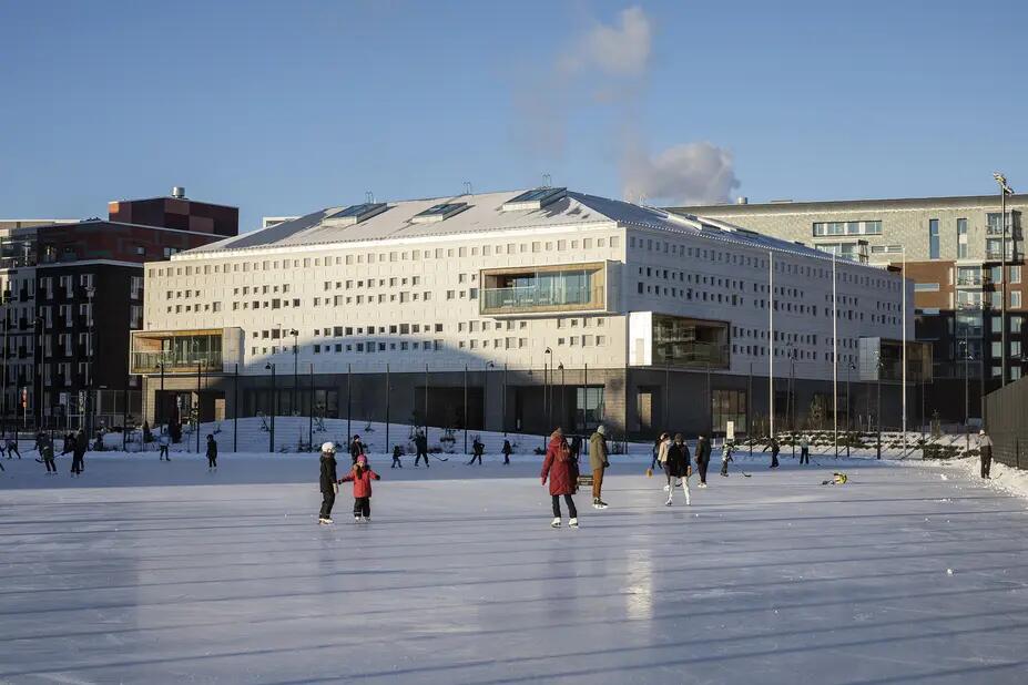 Jätkäsaaren uusi koulu, jonka edessä luistinrata.