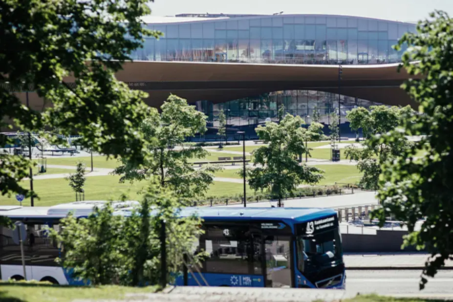 Bussi ajaa Oodin edestä.