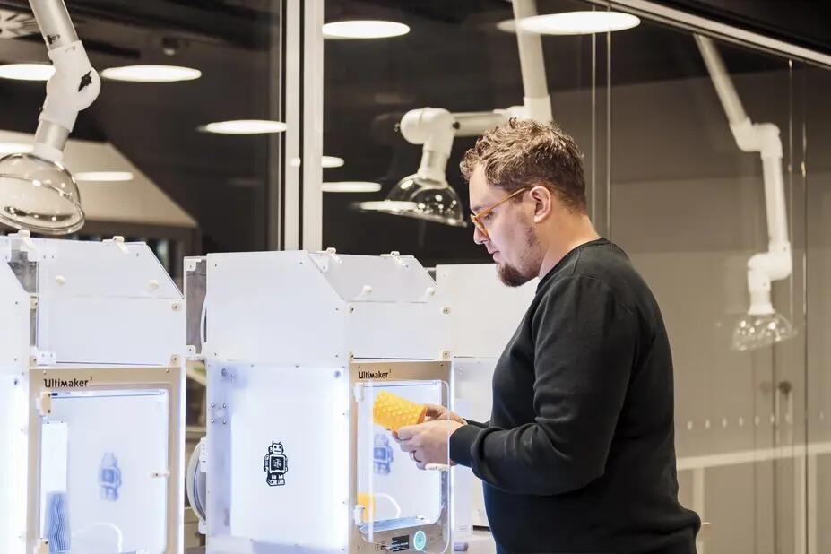 Mies käyttämässä 3D-tulostinta.