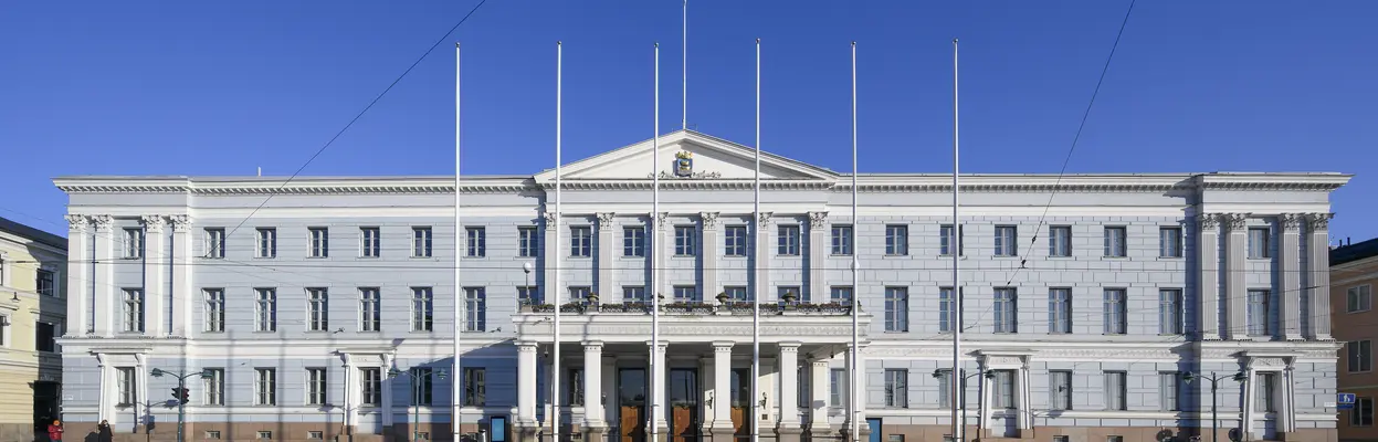 Helsingin kaupungintalo edestä kuvattuna.