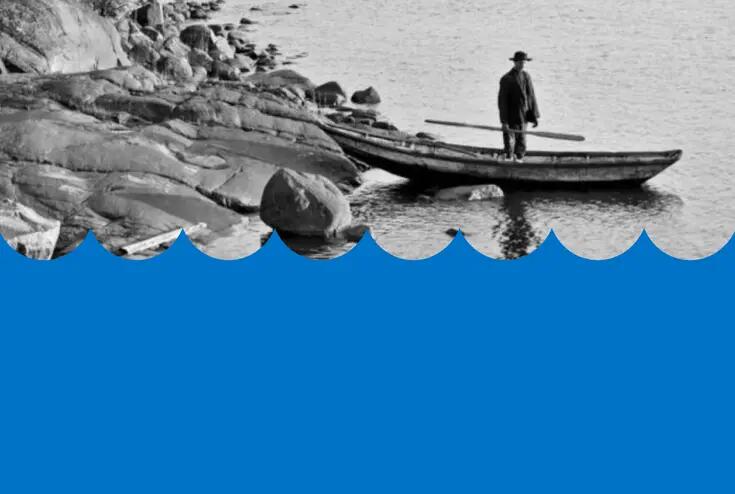 Historiallinen mustavalkoinen kuva ja sininen korokuvio. 