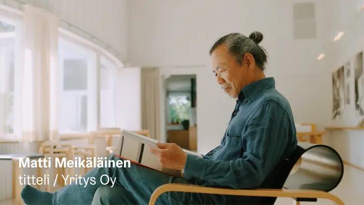 Videon nimiplanssi valkoisella tekstillä