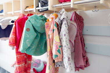 Lasten ulkovaatteita päiväkodin eteisessä.