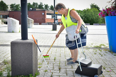 Puistokummi Tuula kerää roskia Vuosaaressa.