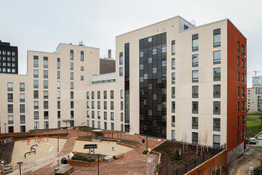 Hekan vuokratalo Kaljaasi Fortunan katu 6 on vaaleapintainen kerrostalo, jossa on erikorkuisia osia. Talon edustalla on piha-alue, jossa on istutuksia ja kiveyksiä. 