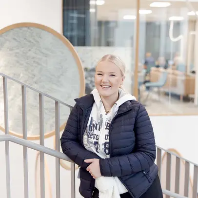 lukiolaistyttö seisoo koulun portaikossa