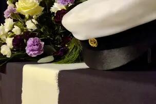 Ylioppilaslakki ja kukkia