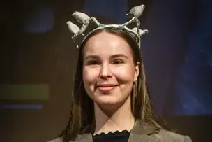 Vuoden Tossuksi valittu Elisa Gebhard kruunu päässä.