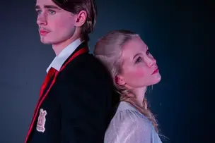 Kuvassa musikaalin kaksi päähenkilöä, Melchior ja Wendla, selät vasten toisiaan.