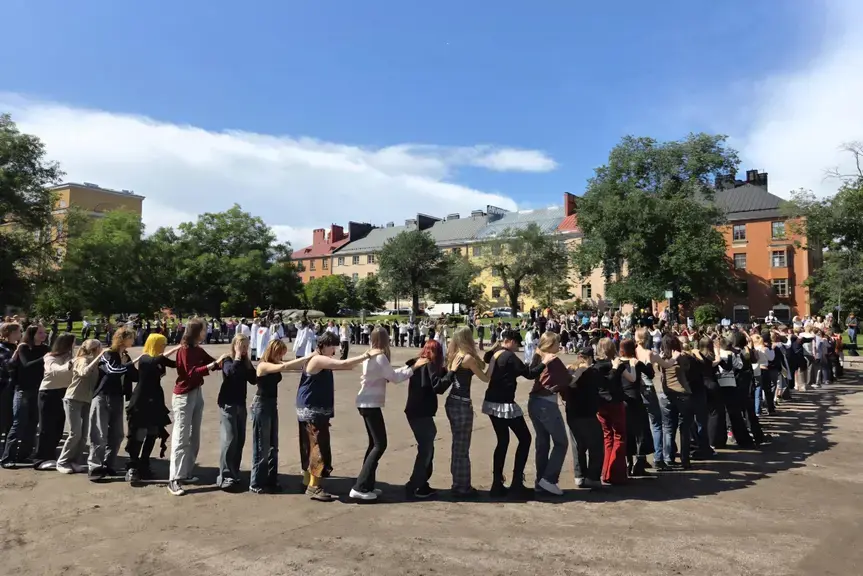 Tossut tanssivat letkajenkkaa.