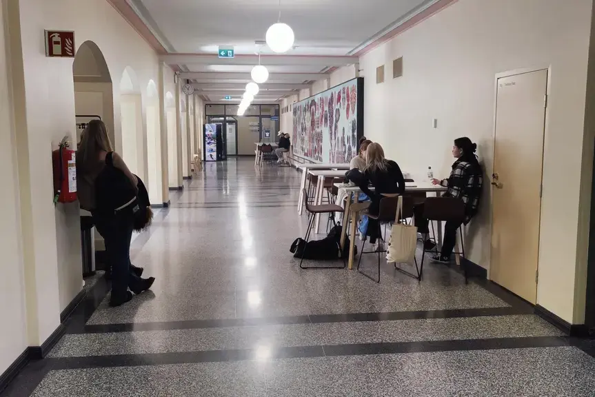 Opiskelijoita Tylyn ala-aulassa.
