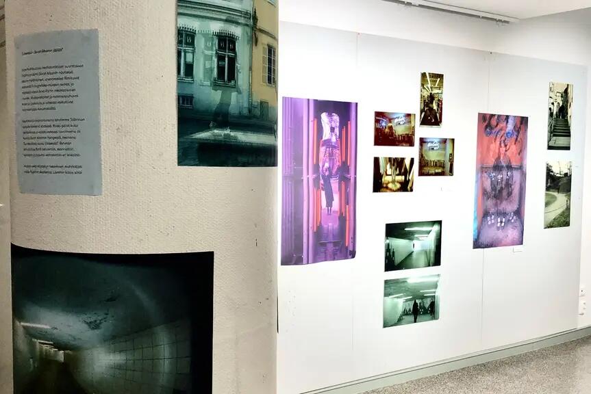 Kuvia gallerian seinillä
