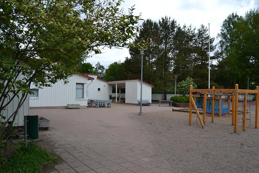 Päiväkoti Jollaksen piha ja rakennus