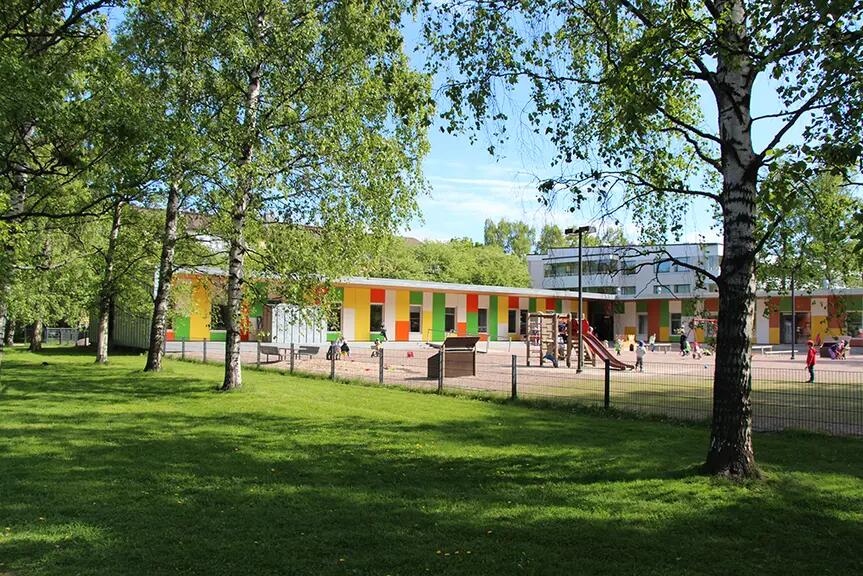 Päiväkoti Silkkiuikun piha ja rakennus