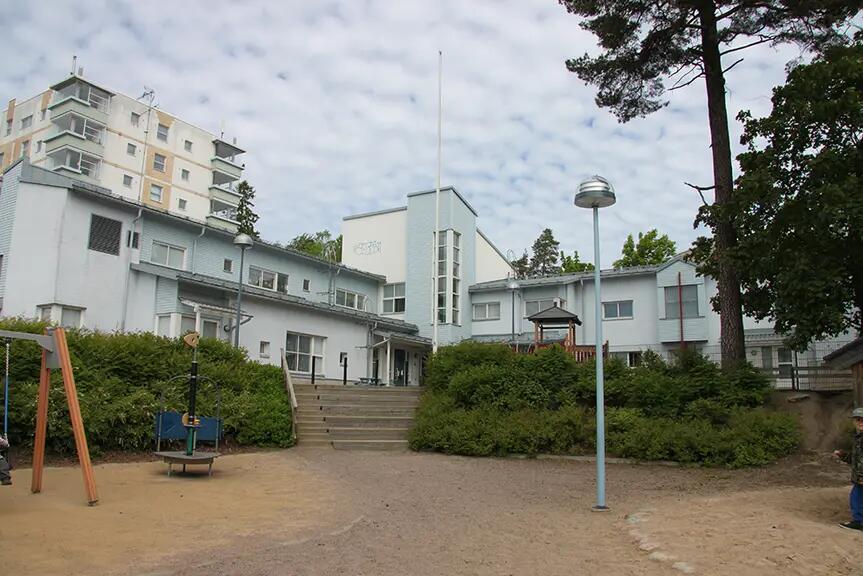 Päiväkoti Strömsinlahden piha ja rakennus