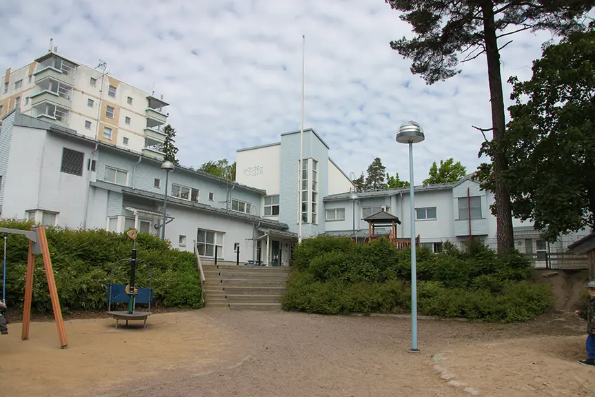 Päiväkoti Strömsinlahden piha ja rakennus