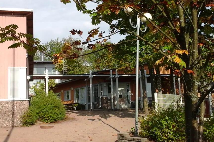 Päiväkoti Vaahteramäen piha ja rakennus