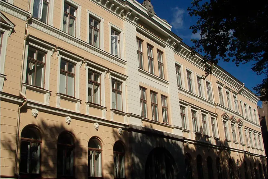 Koulun julkisivu