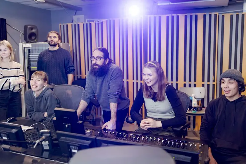 Opiskelijoita äänistysstudiossa