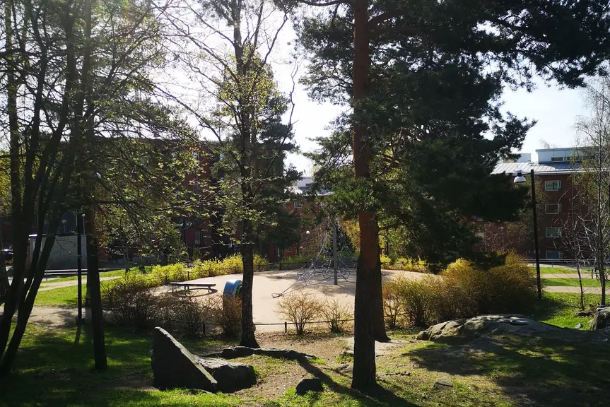 Leikkipuisto Roihuvuori piha