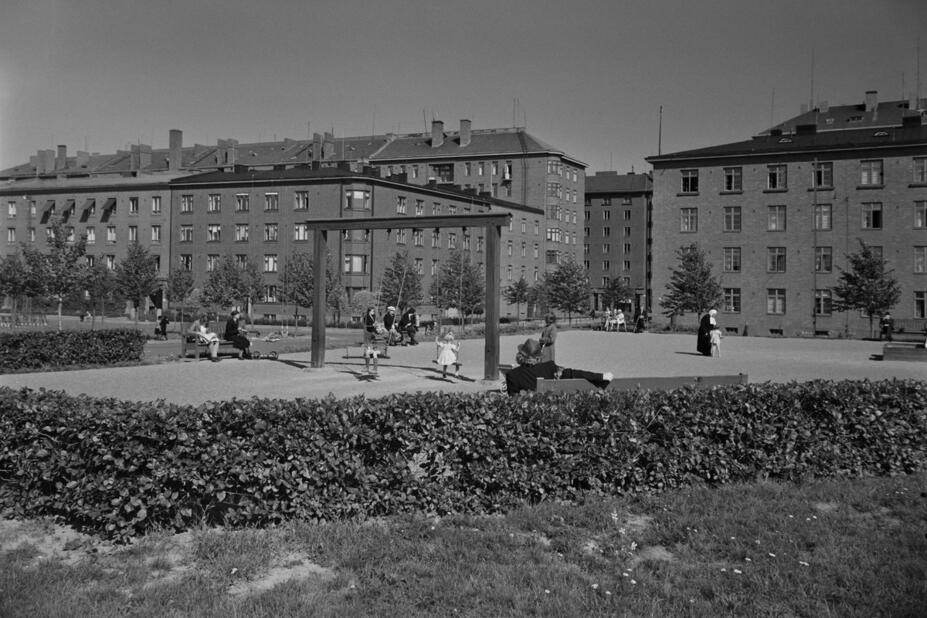 Mustavalkoinen kuva leikkipuistosta vuodelta 1940.