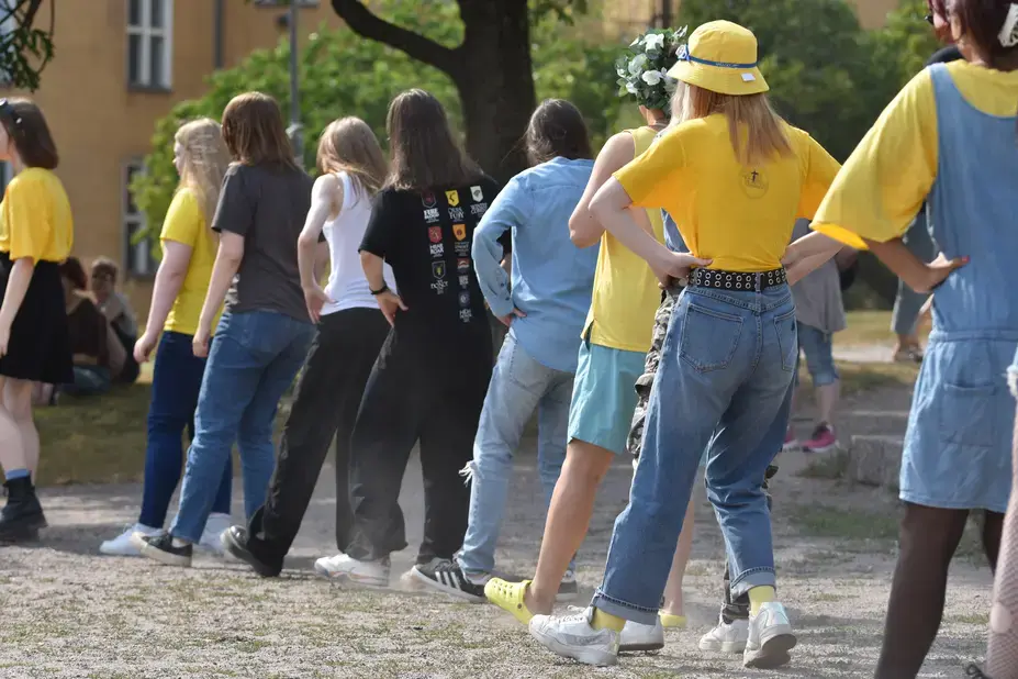 Lukion ykkösluokkalaiset tanssivat letkajenkkaa Torkkelin asujaisissa
