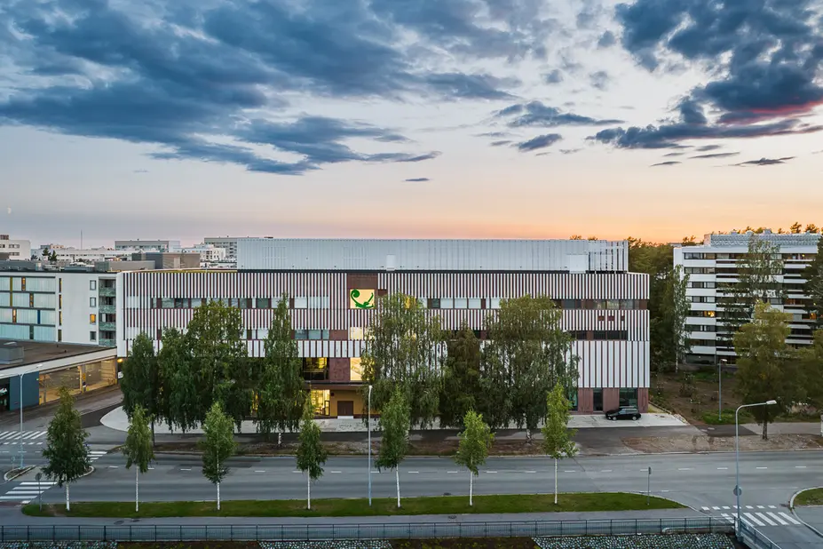 The facade of Helsinki Upper Secondary School of Languages