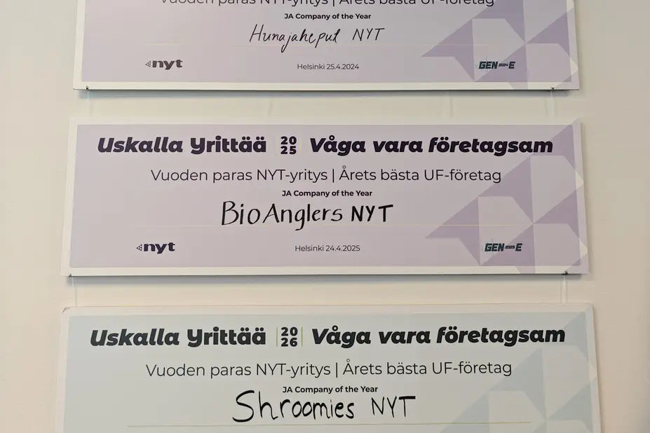 Etu-Töölön lukio on palkittu Suomen parhasta yrityksestä jo kolme kertaa peräkkäin. Voiton ovat tuoneet tiimit Hunajaheput, BioAnglers ja Shroomies. Etu-Töölön lukiolla on lukuisia muitakin palkintoja yrittäjyyskasvatuksesta lähivuosilta.