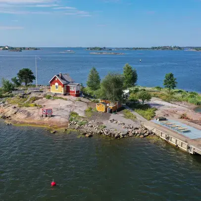 Flygfoto av en liten ö.