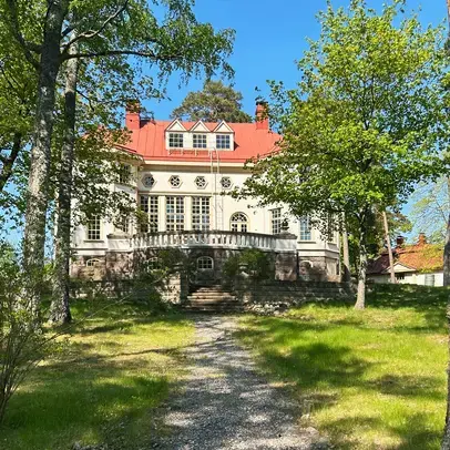 Kivisaaren Merilinna-rakennus auringinpaisteessa.