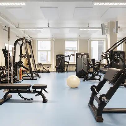 Simhallens gym, där det finns flera olika träningsmaskiner.