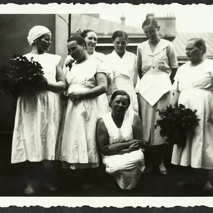 Kuusi kylvettäjää 1930-luvulta.