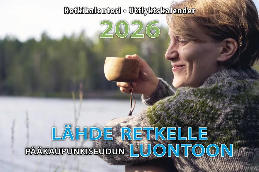 Luontoretkikalenterin kansikuva jossa nainen juo kuksasta vesistön äärellä.