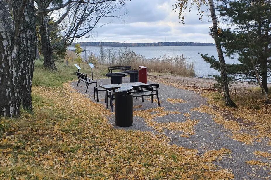 A barbecue spot by the sea in Stansvik. 