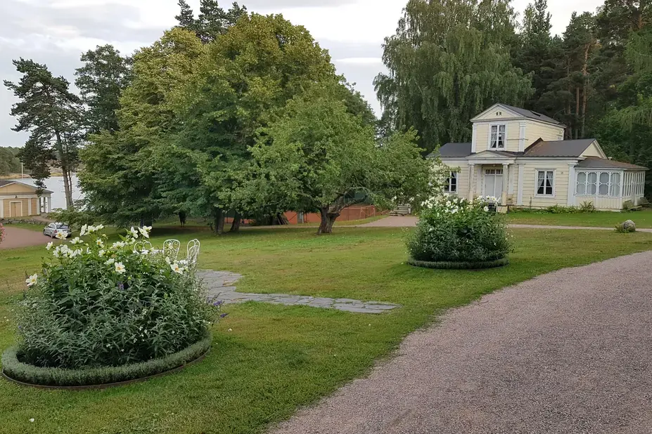 Stansvikin kartanon pihapiiri kesällä.