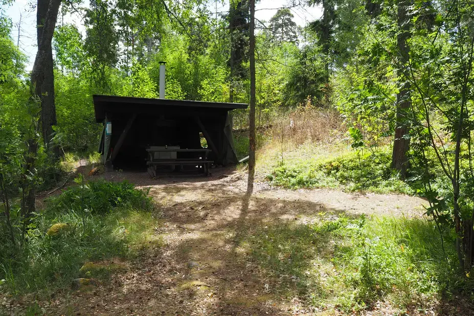 Keittokatos polun varrella lehtipuiden keskellä.