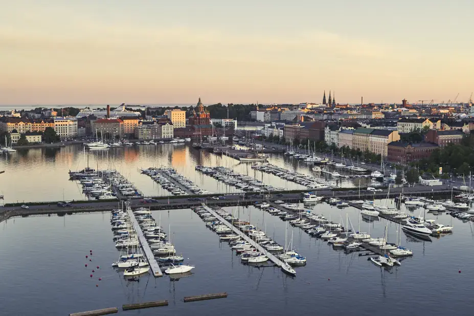 Veneitä Tervasaaren sataman ilta-auringossa.