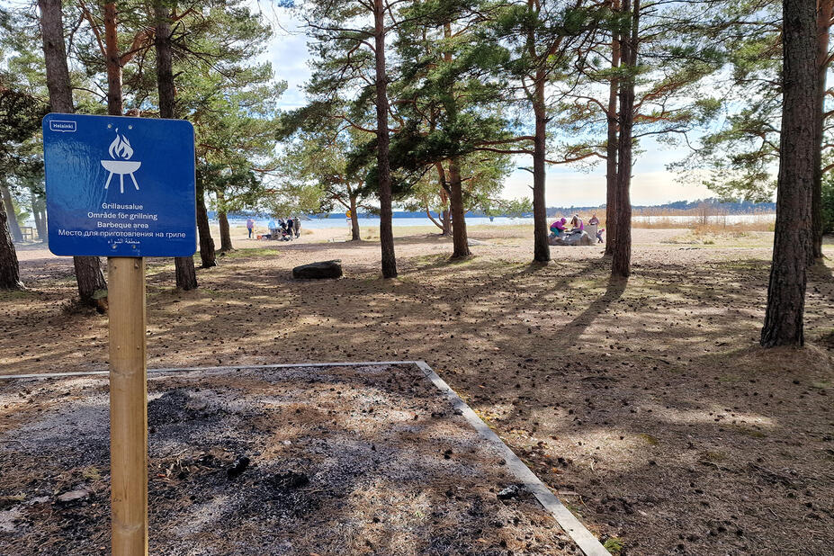 Grillaukseen osoitettu paikka on merkitty kyltillä