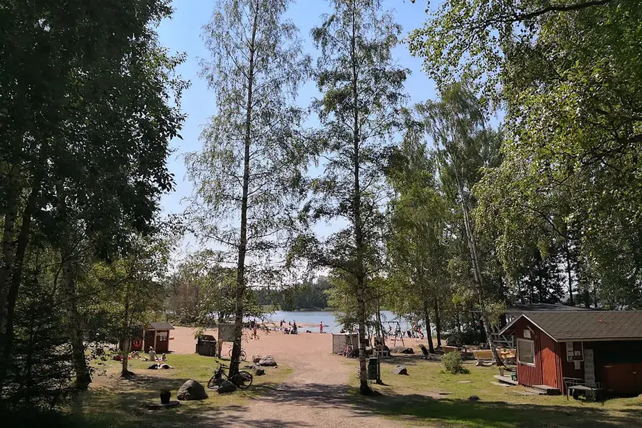 Puita ja kesäkahvila hiekkarannan edustalla