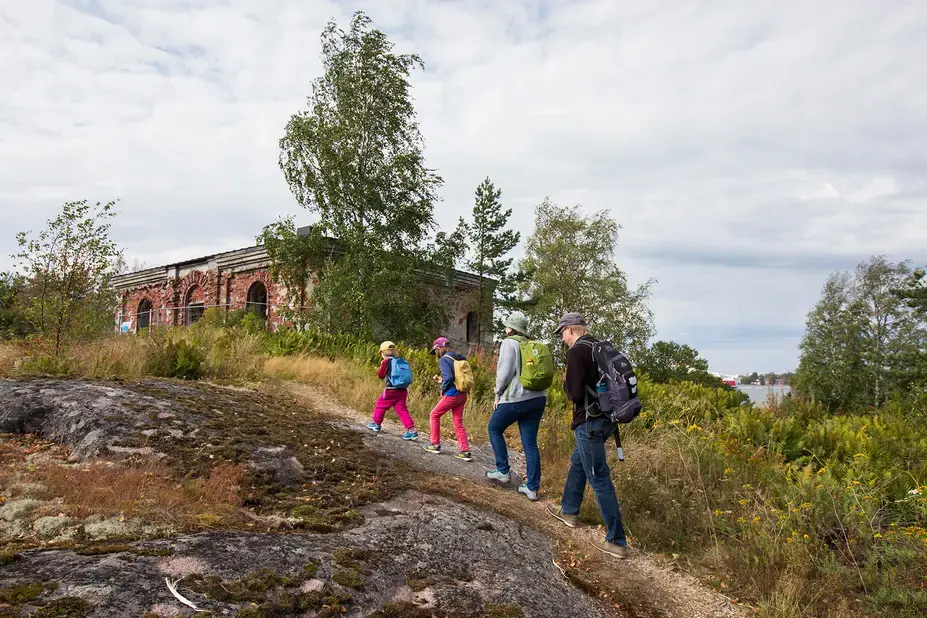 Perhe kävelee kalliopolkua 
