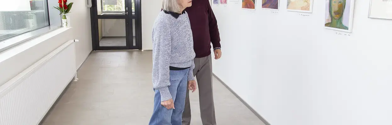 Ikäihmiset taidegalleriassa /en
