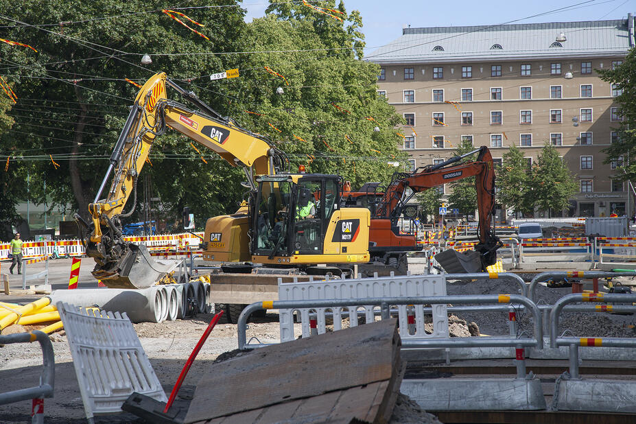 Kaksi kaivuria katutyömaalla.