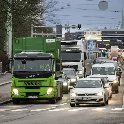 Vehicles at traffic lights on Mannerheimintie.