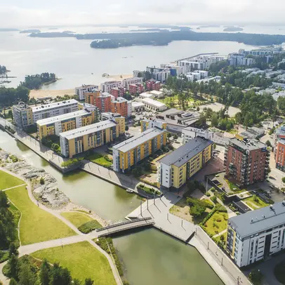 Ilmakuva Vuosaaresta, jossa taustalla näkyy meri.