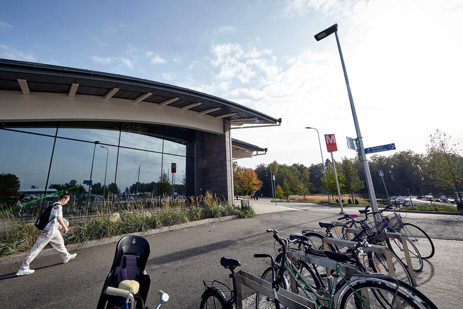 Bike racks and Koivusaari metro station.