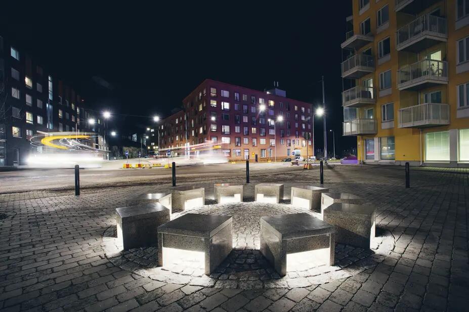 Valotaidetta Kruunuvuorenrannassa.
