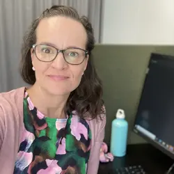 Johanna työpöytänsä ääressä.