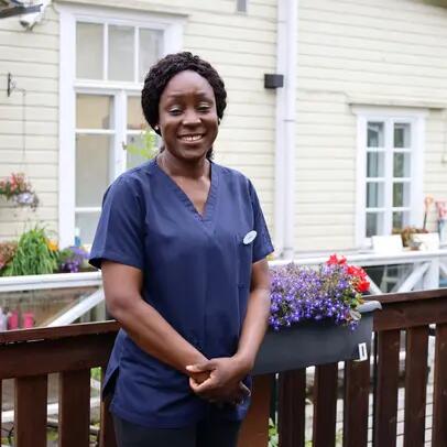 Queen Ayinbuomwan viihtyy työssään Kivelän seniorikeskuksessa 